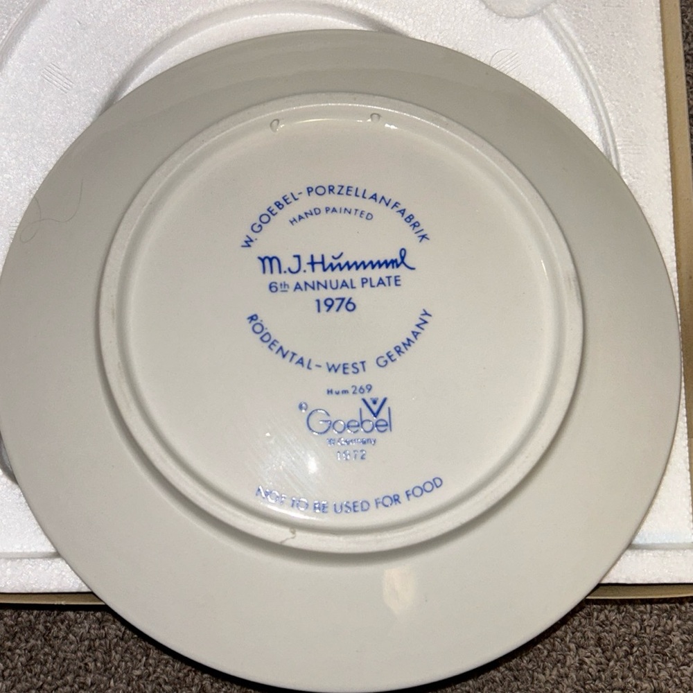 Vintage Goebel MJ Hummel 1976 6th Annual Collector's Plate Apple Tree Girl - Picture 2 of 4